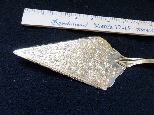 Beautiful heavily designed cake/pie server in goldtone