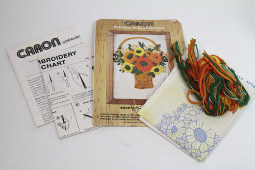 Caron Hallmark Design Collection 1977 cesta floral crewel kit #6430 kit abierto - Imagen 4 de 11