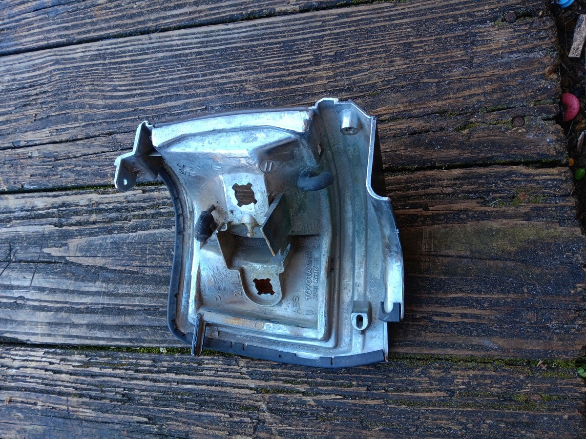 1987-1988 Toyota Cressida Left/Driver Side Corner Light 1987-1988 Toyota Cressida Left/Driver Side Corner Light