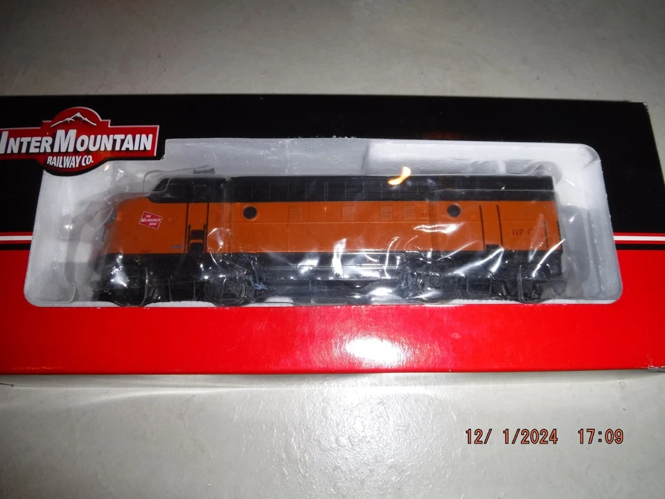 INTERMOUNTAIN HO MILWAUKEE ROAD EMD F7A & B #117C & #118B w/SOUND & DCC - NEW! - Image 3 of 4