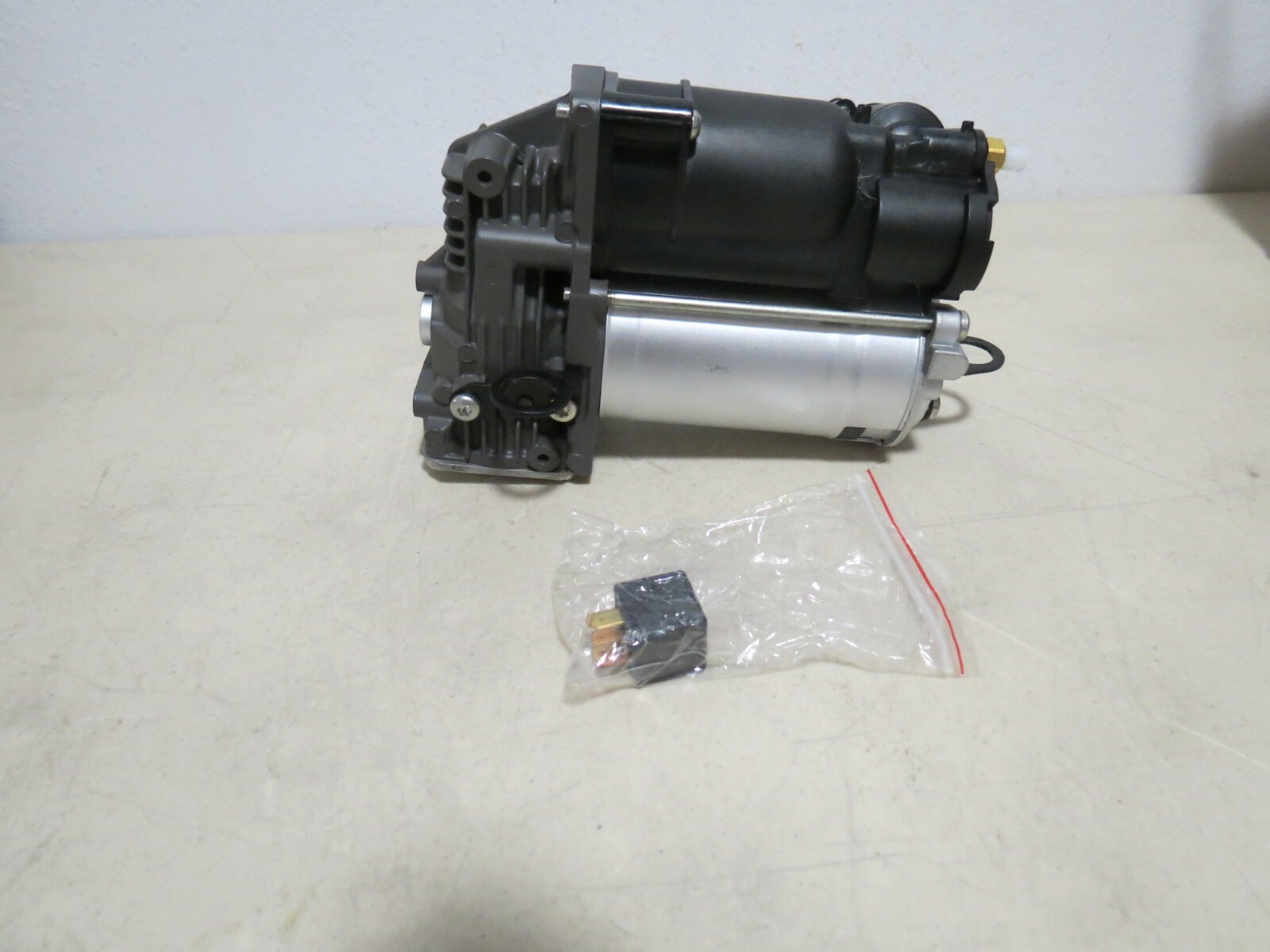 AIRSUSFAT Air Suspension Compressor + Relay For Mercedes Benz W251 R-Class 06-11-image