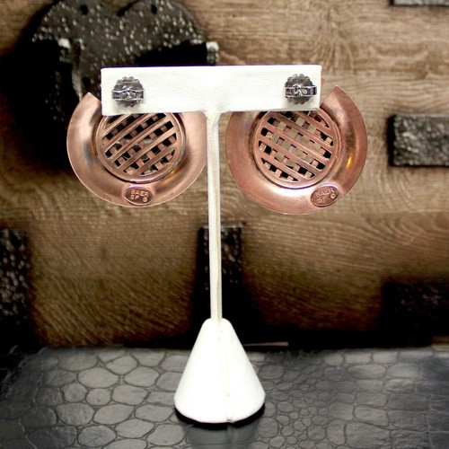 "Pendientes de cobre liso Marjorie Baer diseño brutalista moderno postes firmados 2" - Imagen 4 de 5