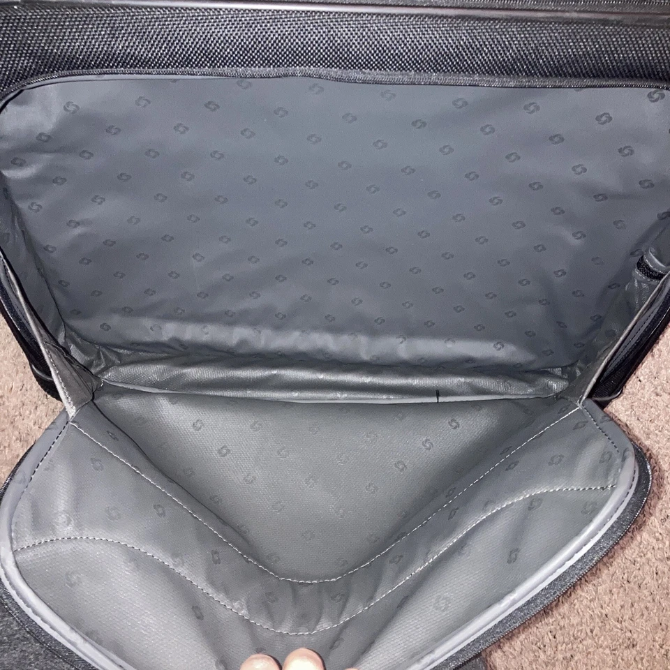 SAMSONITE Black Canvas Garment Bag Bifold w/Pockets & Shoulder Strap 24x19” - Image 3 of 4