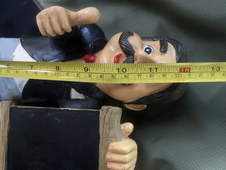 Figura de camarero feliz sosteniendo pizarra menú signo 12" Foto 3 de 4