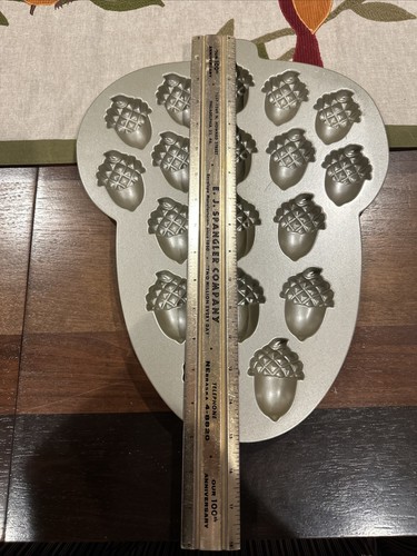 Nordic Ware Acorn Cakelet Pan Nonstick Cast Aluminum Fall Baking 18 Molds - Picture 3 of 4