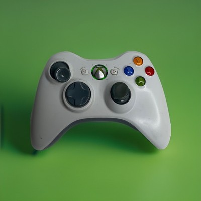 AS-IS Genuine Microsoft Xbox 360 Wireless Controller White Powers on stick drift