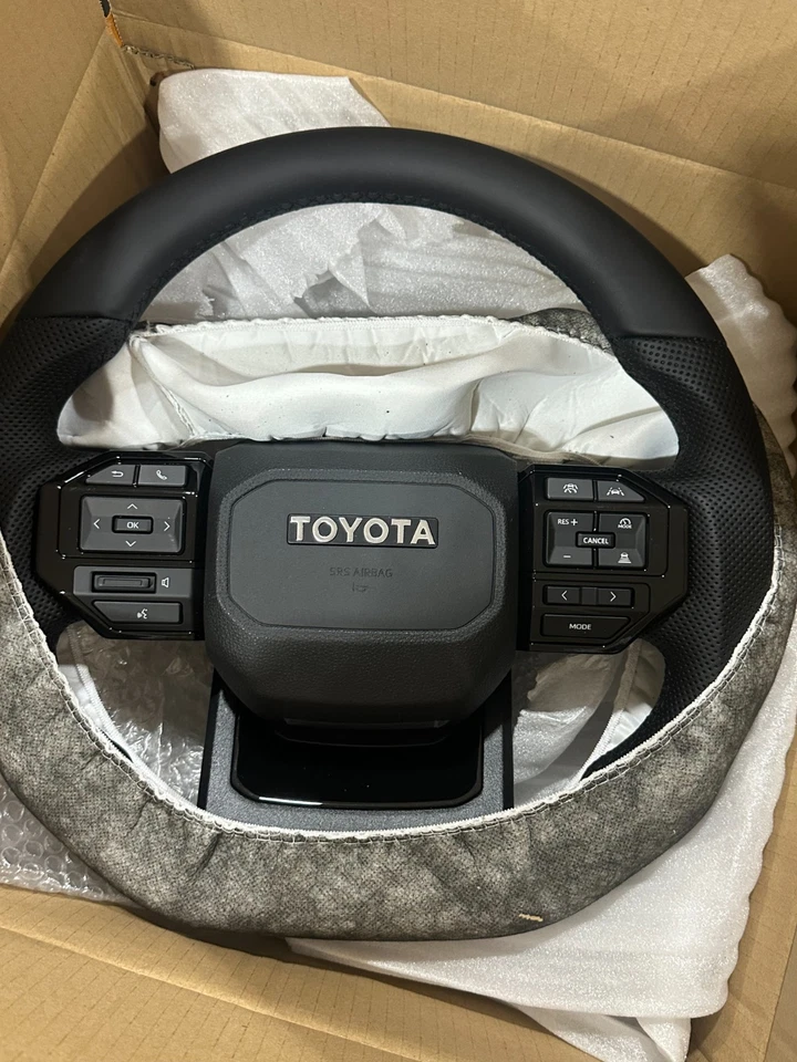 Volante carbono Toyota Land Cruiser/Hilux LC250 (M-2-1031)(M-4-1031) Foto 2 de 4