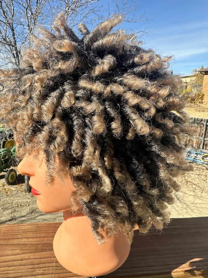 Peluca corta Dreadlock Twist marrón claro resaltada Foto 2 de 4