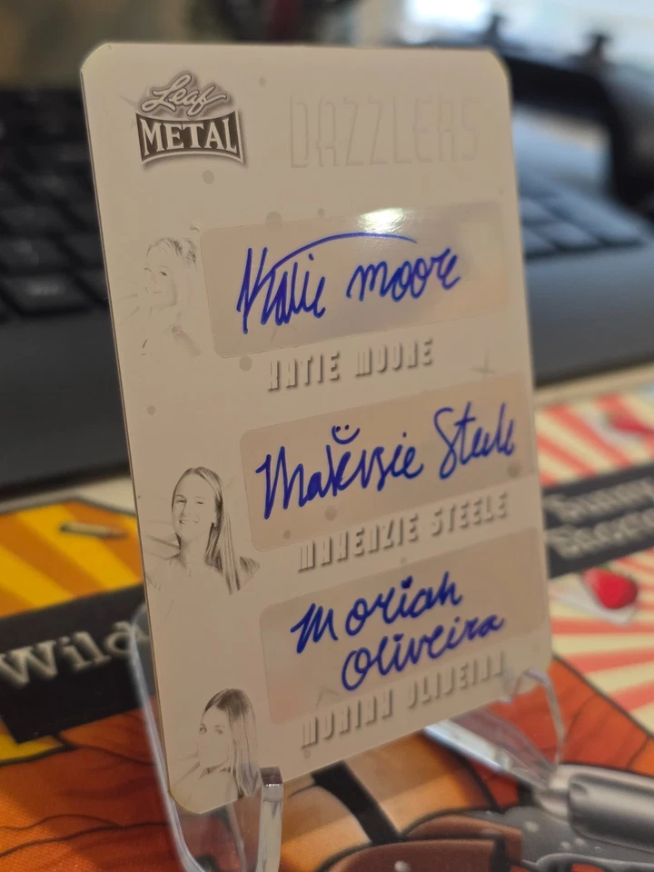 Placa estampada Moore Steele Oliveira negra 1/1 hoja metal mujer deporte 2024 Foto 3 de 4