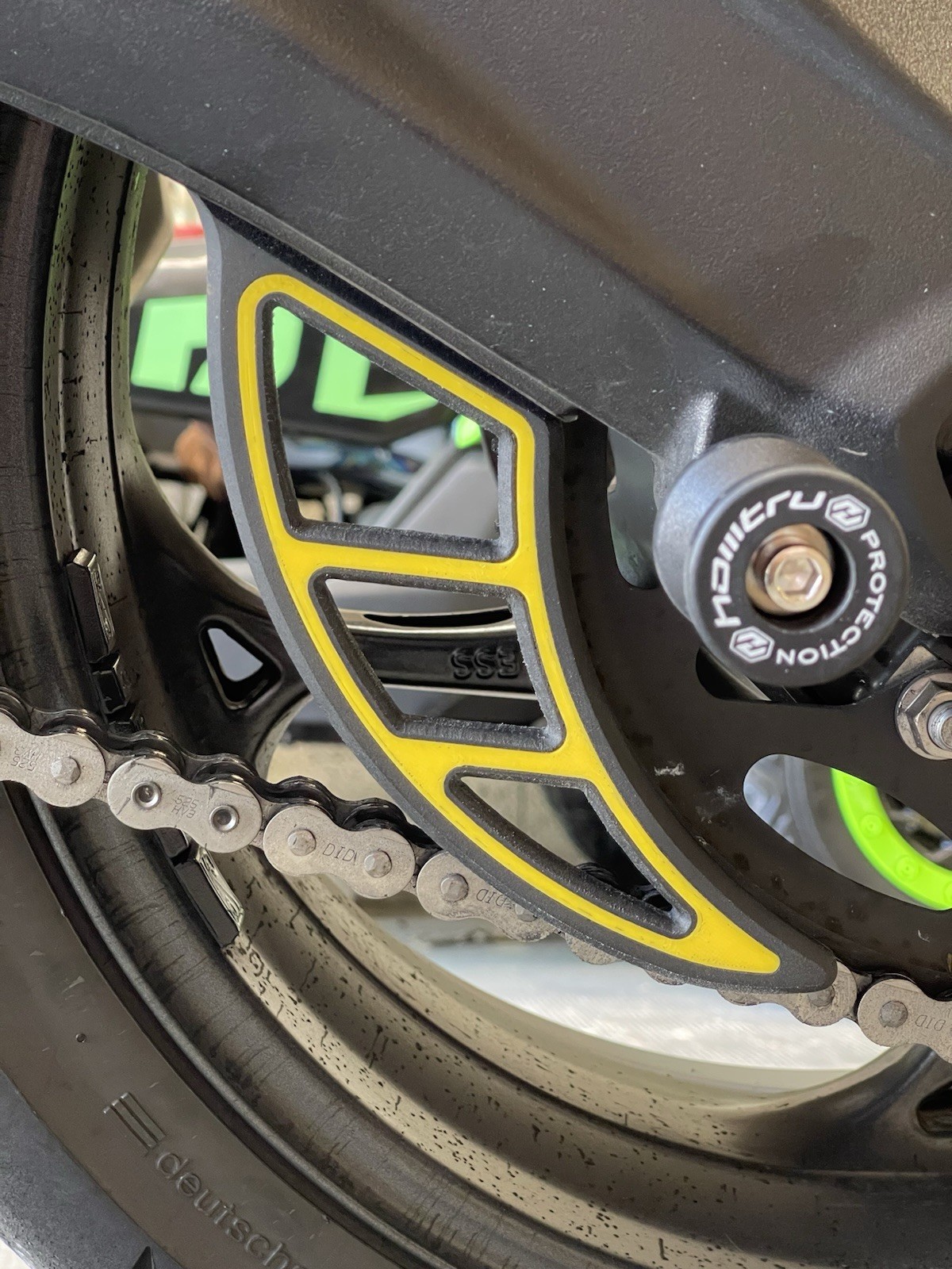 Protection couronne Triumph Street Triple 765 évite usure chaîne