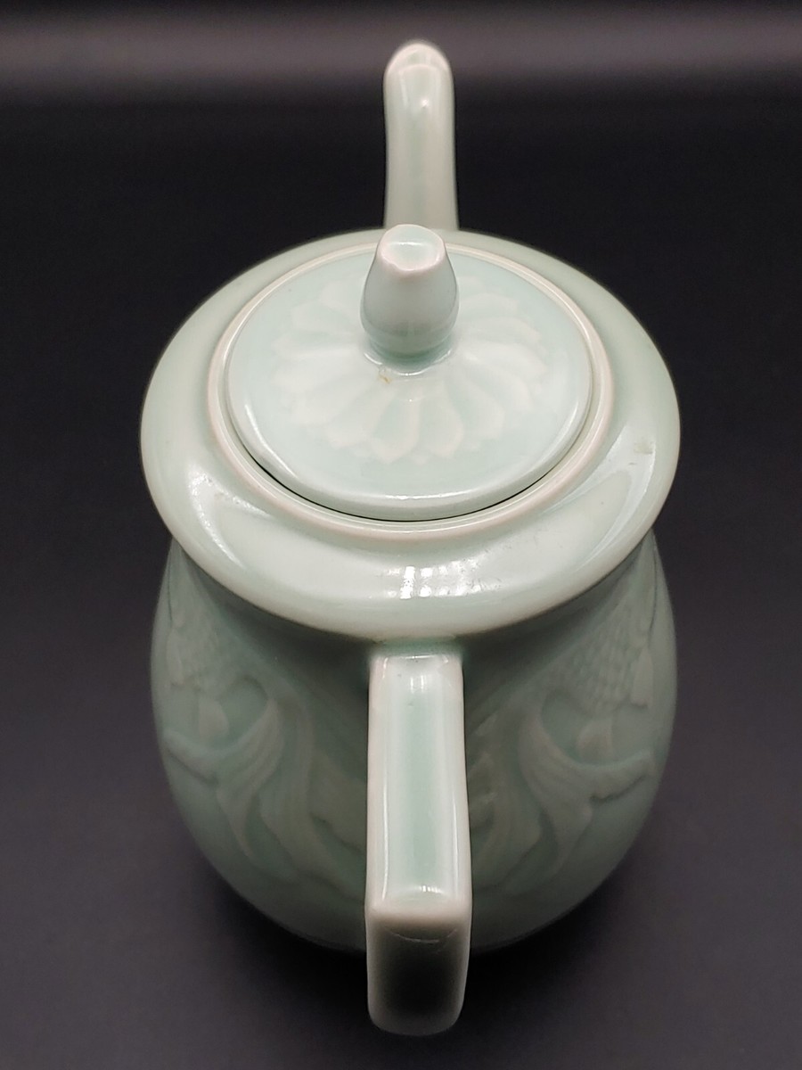 龙泉窑青瓷刻金鱼莲瓣纹茶壶Chinese Longquan Celadon Porcelain 龙泉窑青瓷刻金鱼莲瓣纹茶壶Chinese Longquan Celadon Porcelain