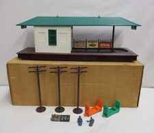 Vintage Lionel 356 Operating Freight Station with Original Box Train Accessory