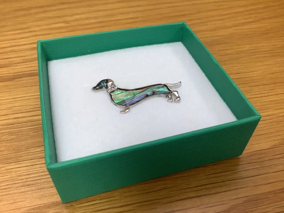 Stunning Dachshund Inlaid Paua Shell Pin Badge - Image 2 of 3