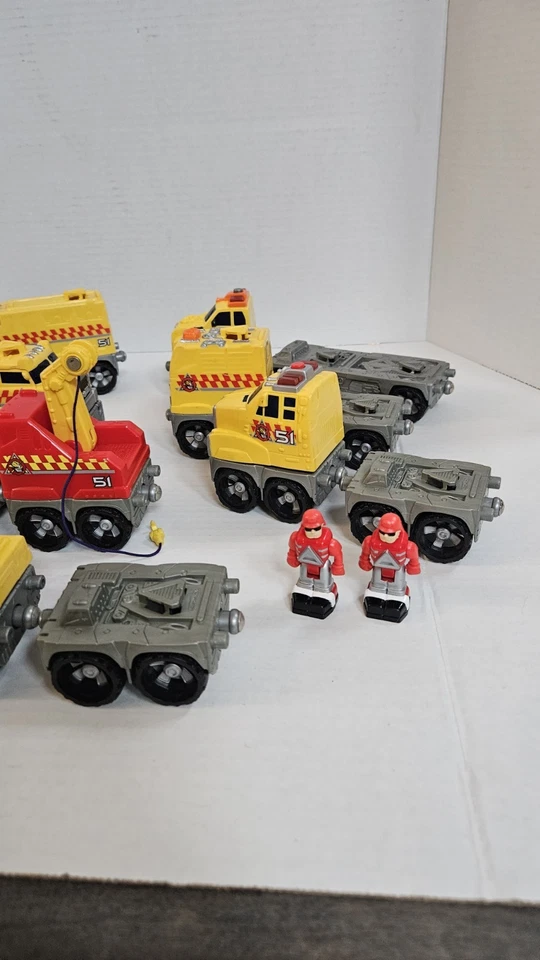 Matchbox Magna Wheels City Saver Mission Toys R Us Exclusive 2003 Partial Set - Image 3 of 4