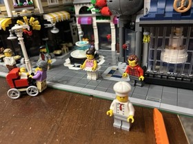 LEGO # 10255 Expert Assembly Square  no Instructions & missing only Minifigure