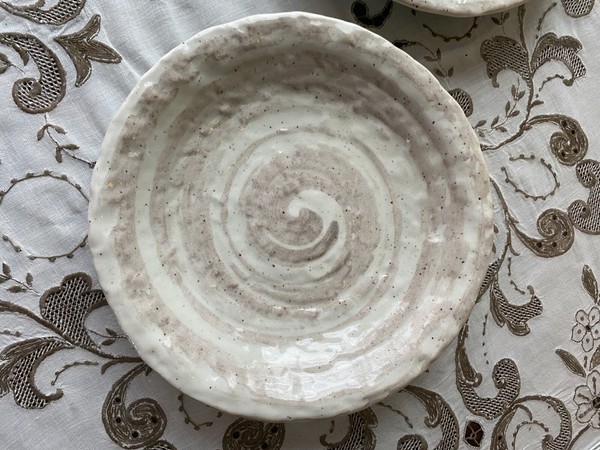 Plato de cerámica con diseño de remolino crema, bocadillos, barbacoa, fiesta. Raro