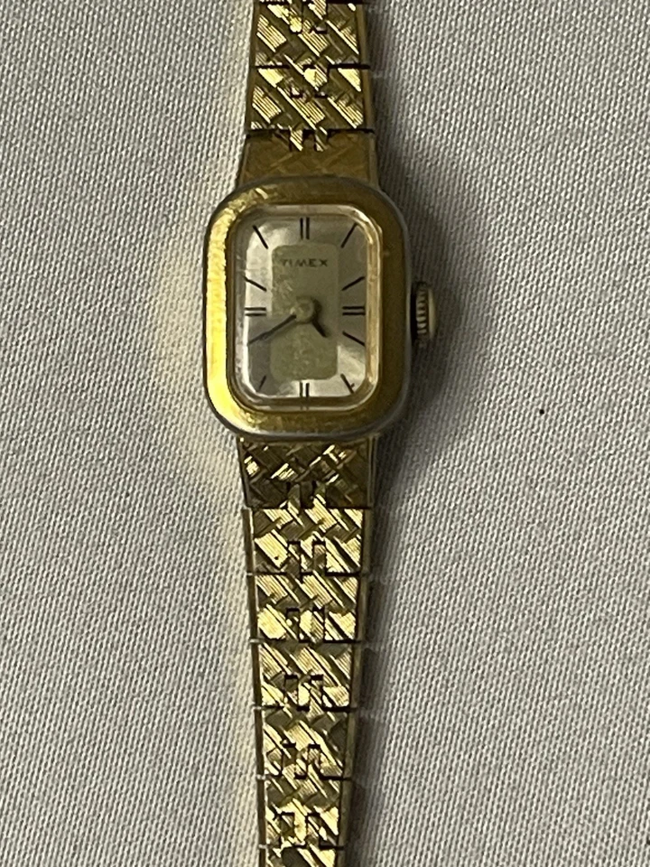 Lote de 5 relojes vintage para mujer.  Solo se necesita batería nueva Foto 4 de 4