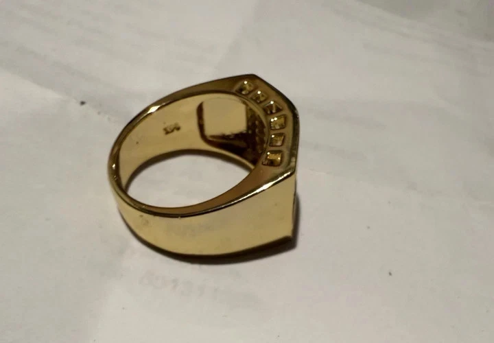 Alianza de boda de moissanita blanca de corte redondo de 2 quilates para hombre enchapada en oro amarillo de 14 k Foto 4 de 4