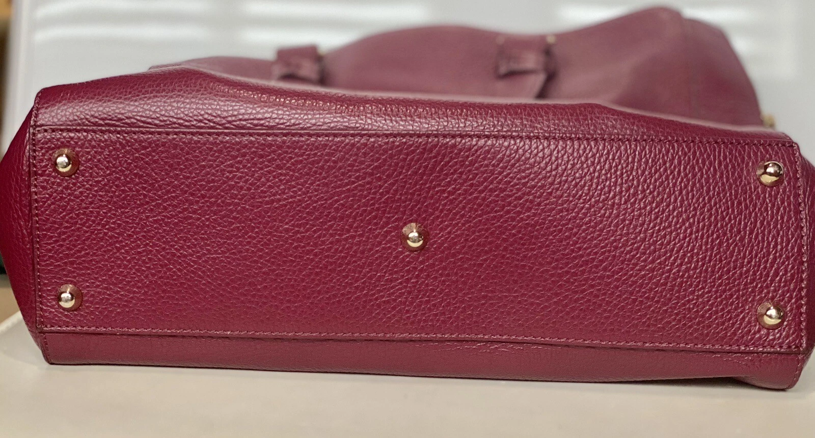 Borsa Chic in pelle a grana bordeaux grande collezione Versace con cerniere laterali