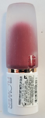 Lápiz labial Flower Beauty - FIG MAGENTA Perfect Pout color de labios mate suave - Imagen 5 de 8
