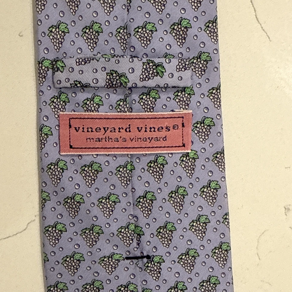 CORBATA DE CUELLO MARTHA'S VINEYARD VINES OVEJAS IAN 100 % SEDA PÚRPURA USADA EN EXCELENTE ESTADO Foto 2 de 4