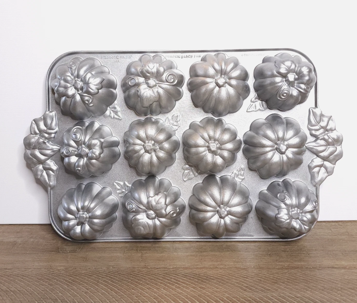 Nordicware 12 AUTUMN Harvest PUMPKIN PATCH Bundt Muffin Pan