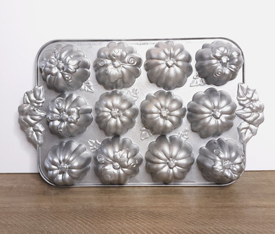Nordicware 12 AUTUMN Harvest PUMPKIN PATCH Bundt Muffin Pan