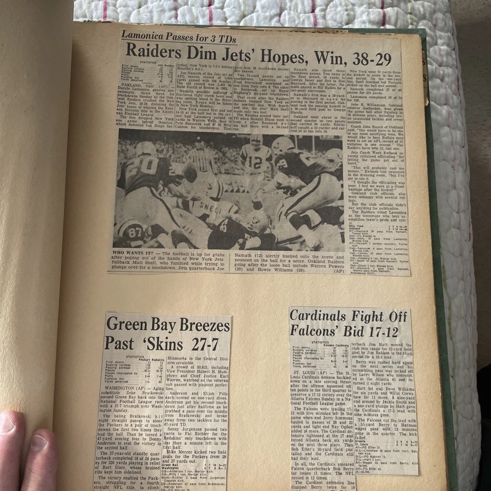 Álbum de recortes de fútbol americano vintage de los años 60 con NFL y AFL Foto 4 de 4