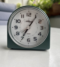 Atlanta Wecker  1932/6 Quarz Analog LED Grün...