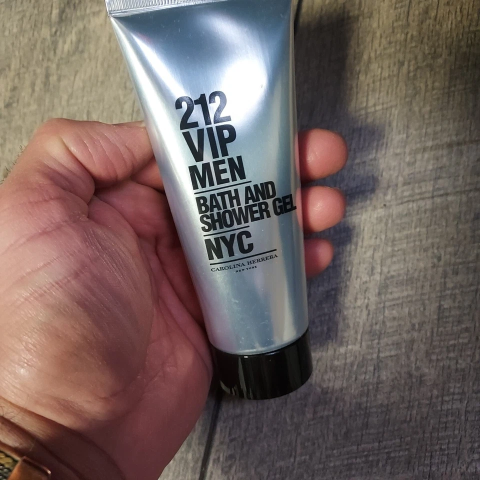 Gel de ducha Carolina Herrera 212 VIP Men NYC para hombre 3,4 oz Foto 3 de 4