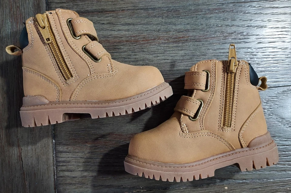 Botas para niños pequeños talla 5 nuevas sin caja Foto 3 de 4