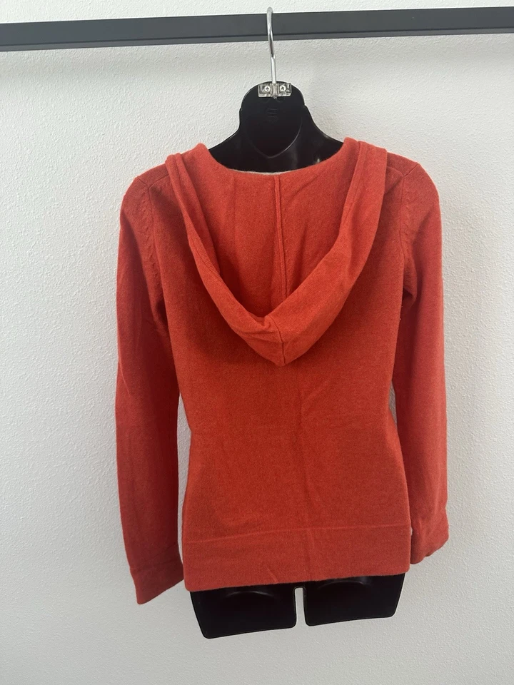 Moletom com capuz feminino laranja 100% cashmere zíper completo com bolsos - Imagem 2 de 4