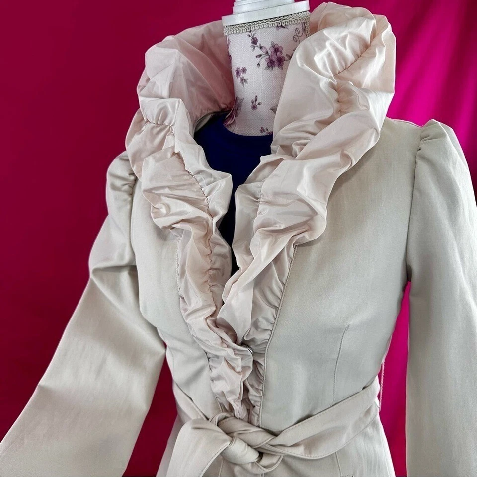 Jaqueta social Bebe babado trench coat midi feminina tamanho XS coquete menina feminina - Imagem 3 de 4