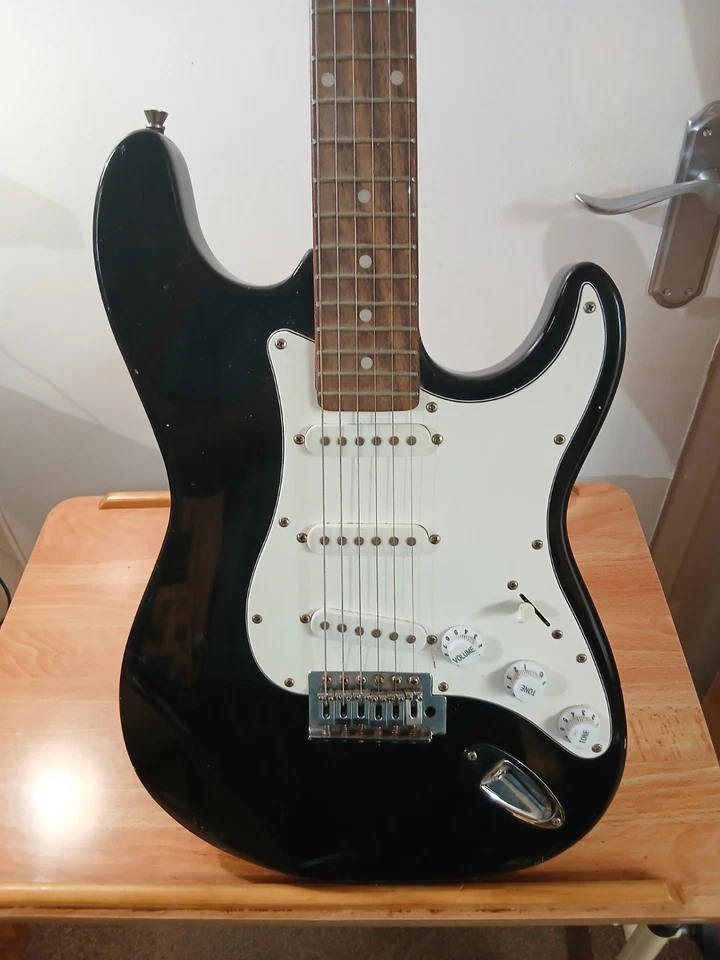 Elevation stratocaster style electric guitar - Image 2 of 4