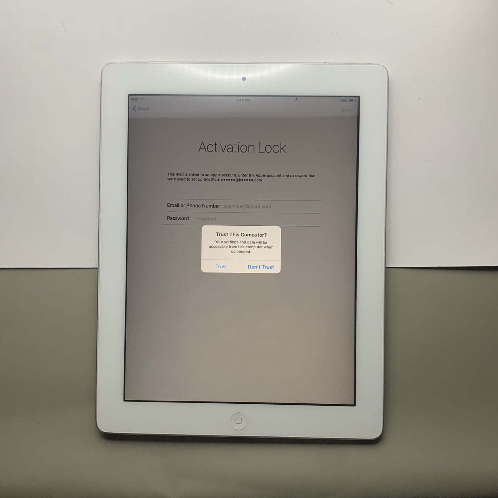 Lot of 2 Apple A1403 A1458 iPads 2nd & 4th Generation - ALL LOCKED - PARTS ONLY!