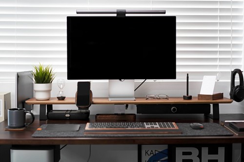 Monitorständer aus Walnuss | Platz für 2 Monitore | Schienensystem für Zubehör - Bild 1 von 7