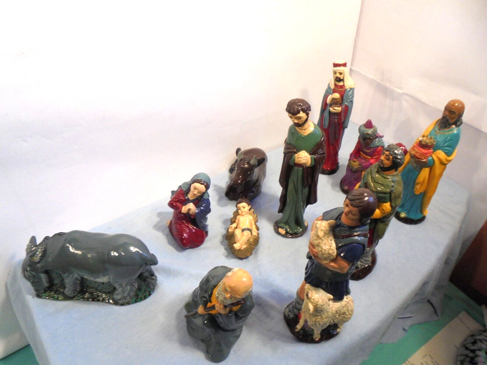 11 KRIPPENFIGUREN , BETLEHEM HANDGEGOSSEN HANDBEMALT H=18 CM