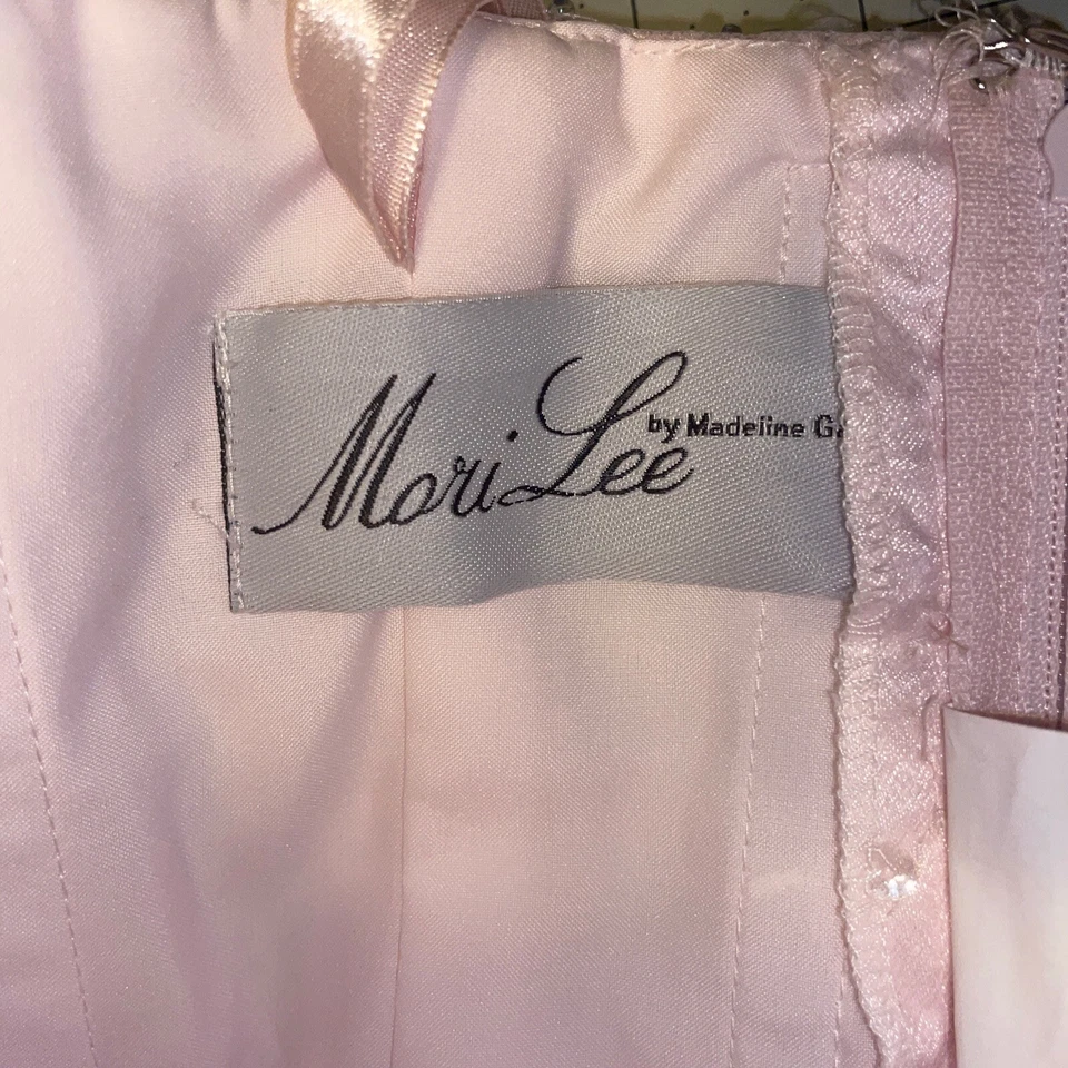 VESTIDO DE QUINCEAÑERA MORILEE ROSA BORDADO TRIDIMENSIONAL APLICADO BRILLO TUL Foto 2 de 4