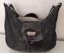 Borsa a tracolla Anne Klein nera in vera pelle hobo con bordo in vernice e Har argento