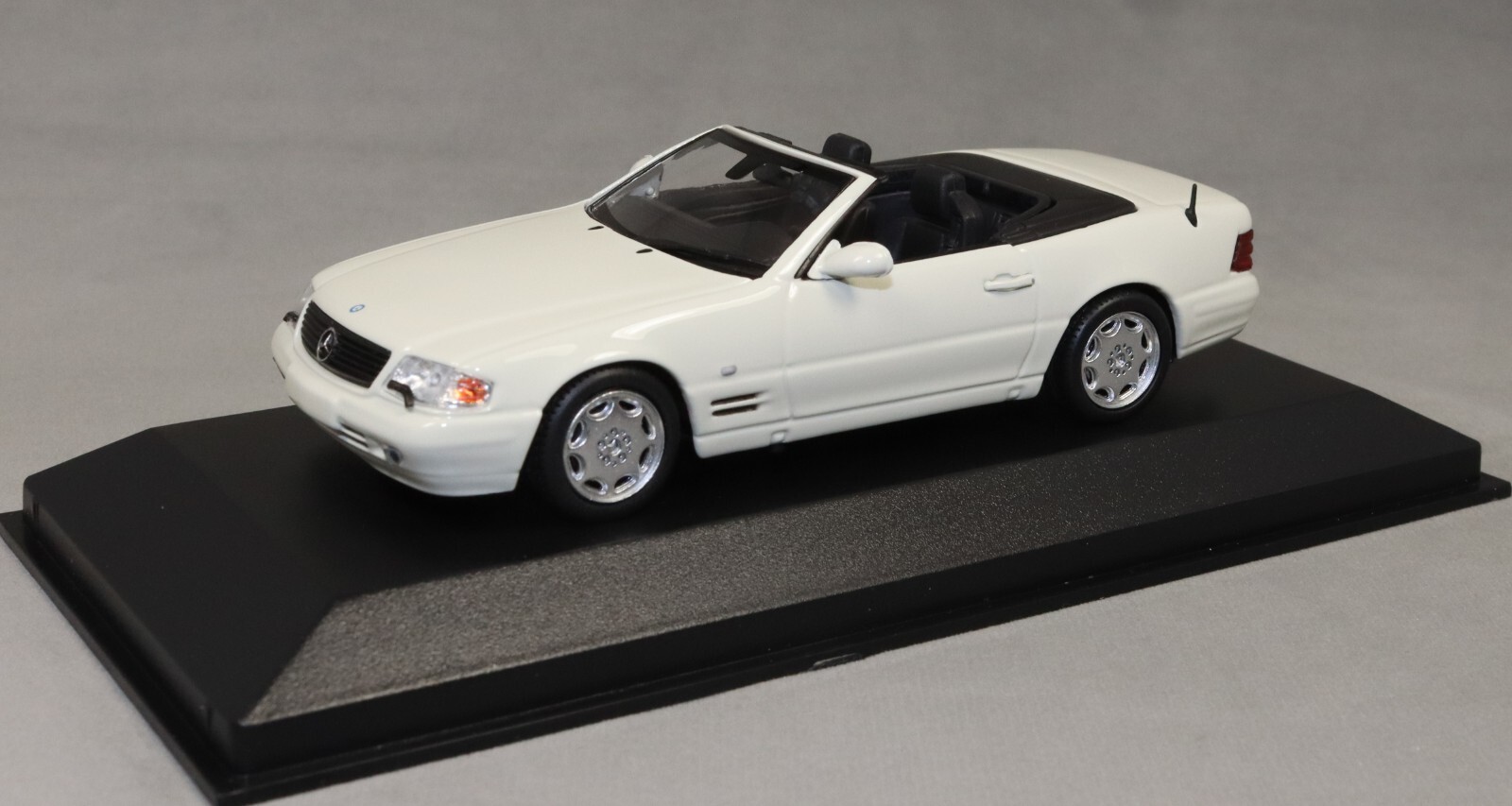 Minichamps Maxichamps Mercedes-Benz SL in White 1999 940033032 1/43 NEW