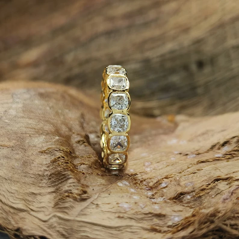 Anillo de eternidad de boda de diamantes simulados de corte cojín de 4 quilates enchapado en oro amarillo de 14 k Foto 4 de 4