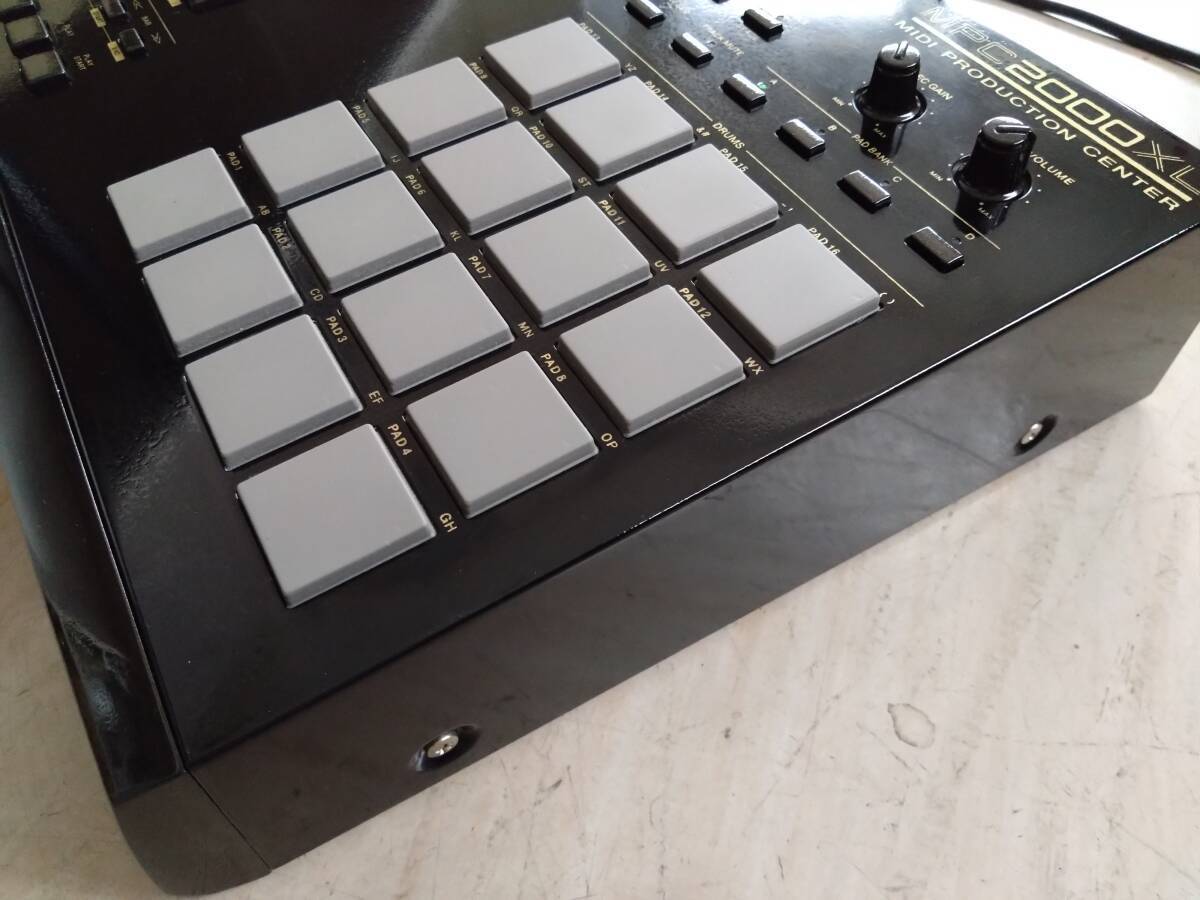 AKAI MPC 2000XL Custom Black with CF Drive,100V, Includes AKAI MPC 2000XL Custom Black with CF Drive,100V, Includes
