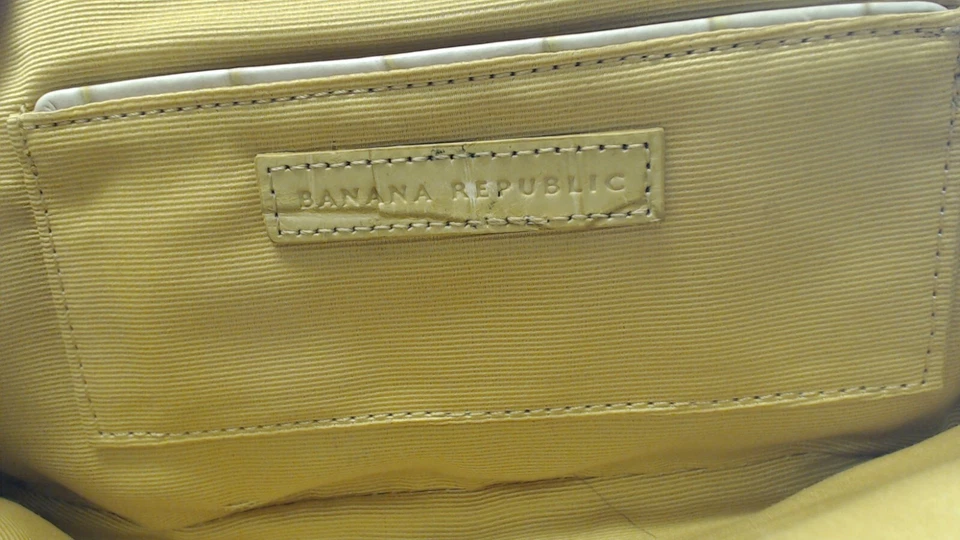 Cartera sin asas Banana Republic amarillo mostaza cocodrilo en relieve con espejo Foto 3 de 4