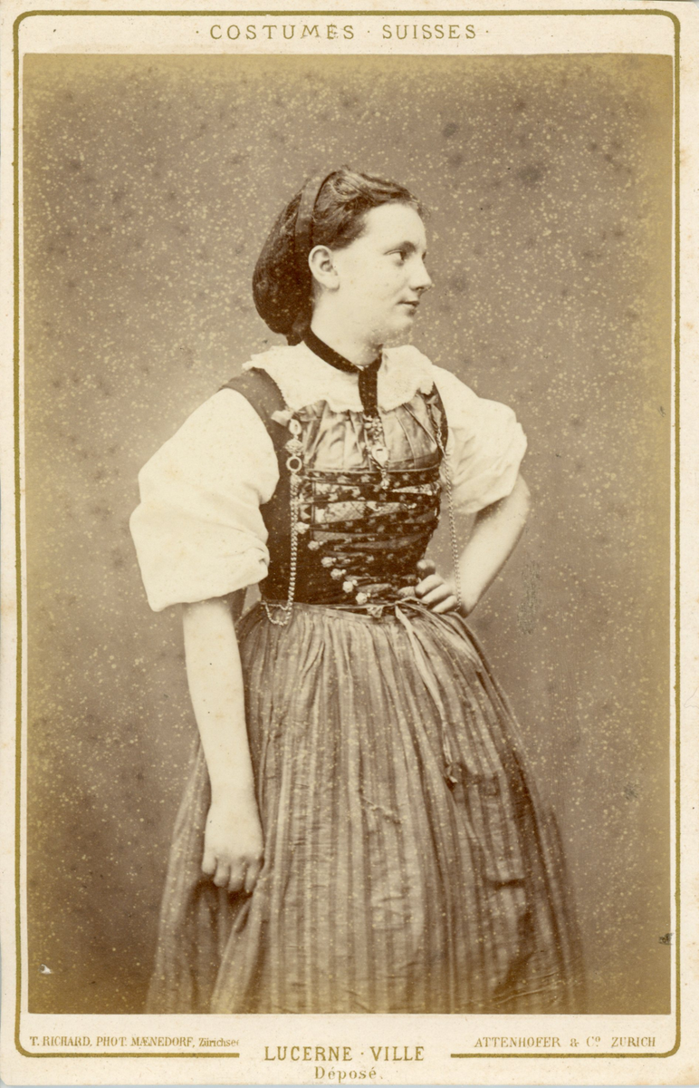 Suisse, Femme en Costume Traditionnel, Costume d'Epoque Vintage
