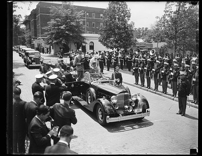 MR. AND GREET PRESIDENT MIDSHIPMEN GREET PRESIDENT. MIDDIES MRS. ROOSEVELT.