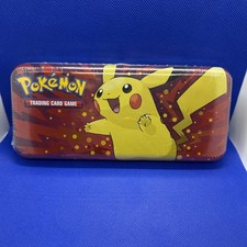 Astuccio Portamatite Pokémon Ritorno a Scuola Tin - SIGILLATO IN FABBRICA (Costco Bundle 2 Confezioni)