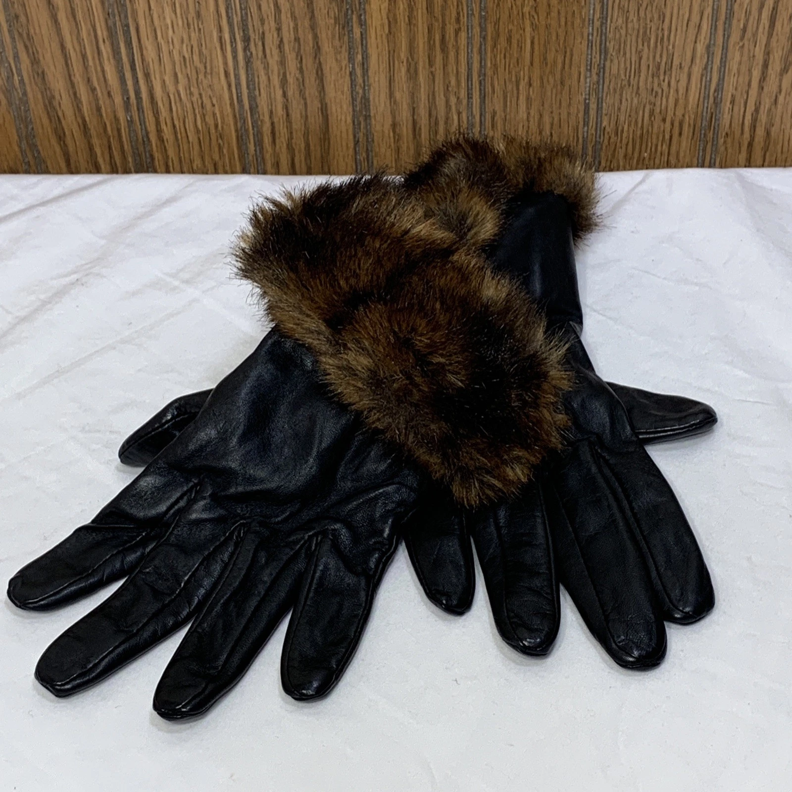 Vintage LAUREN Ralph Lauren Leather Gloves Logo Size Medium Faux Fur Old Money
Opens in a new window