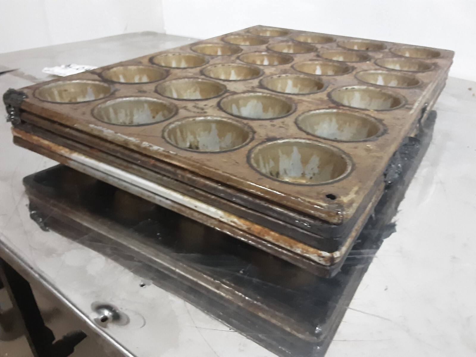 LOF OF 5 STEEL BRAND (EKCO,AMCO,CHICAGO METALLIC) 24 SMALL MUFFIN BAKING PANS