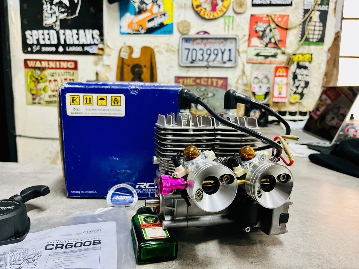 RCMK社製の「CR600B」 RCMK CR600B Twin Cylinder Gas Engine for 1:6 RC Boat Model Silver