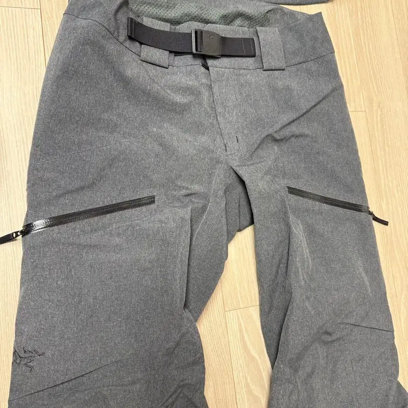 Arc'teryx Women's Outdoor Set - Top & Bottom, Size S/Xs, Excellent thumbnail 4